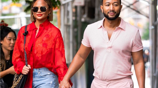 Voici - Chrissy Teigen victime d'une fausse couche : ses confidences touchantes sur son rapport à l'alcool après son deuil périnatal