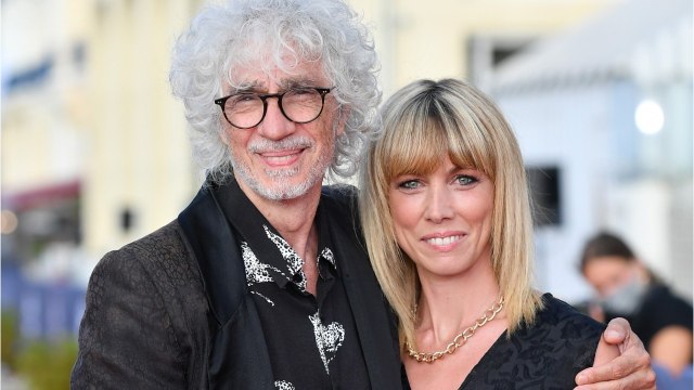 VOICI : Louis Bertignac : sa compagne Laetitia en bikini, elle dévoile un décolleté plongeant