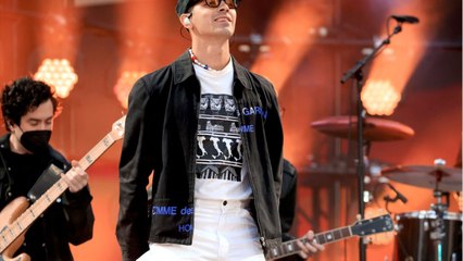 Voici -  PHOTO Joe Jonas célèbre ses 32 ans dans le plus simple appareil pour sa femme Sophie Turner