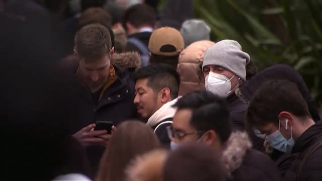 Larguísimas colas para vacunarse en Londres tras pedirlo el primer ministro británico