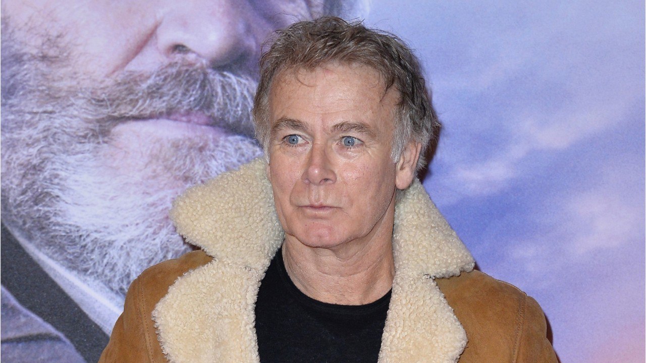 VOICI : Franck Dubosc se prend une porte de placard dans le visage, Dany Brillant filme la scène et se moque de lui