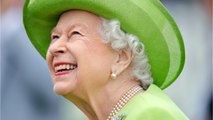 VOICI - Elizabeth II : on sait ENFIN ce qu’elle cache dans ses sacs à main !