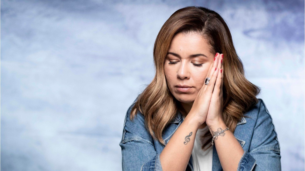 VOICI - Chimène Badi transformée : Kelly Vedove...