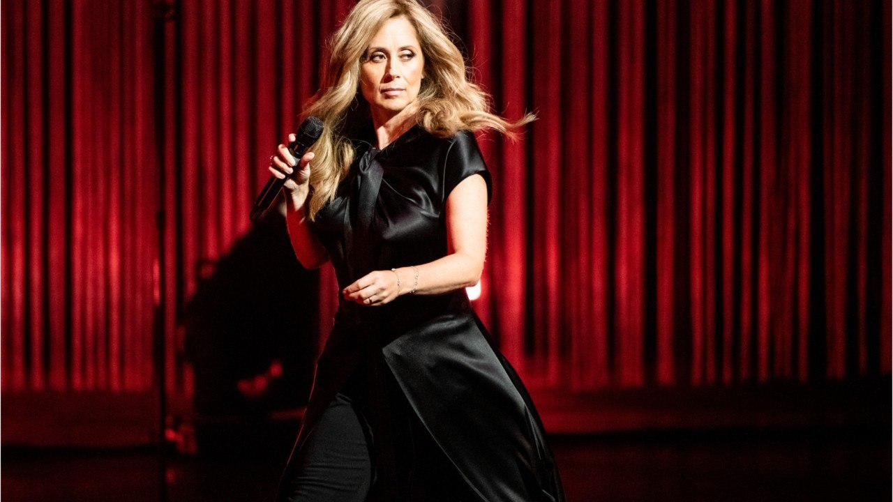 VOICI : Lara Fabian dévoile enfin la surprise qu'elle réservait à ses fans, ils sont enthousiastes !