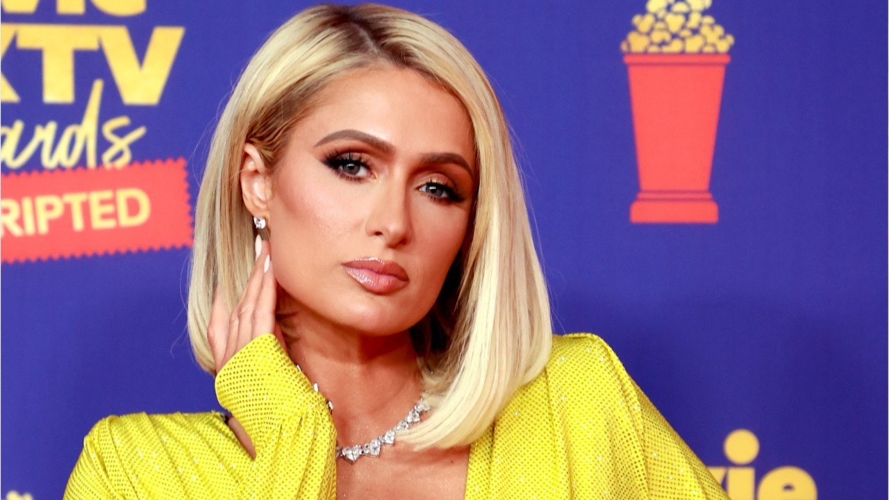 VOICI : Paris Hilton enceinte de son premier en...