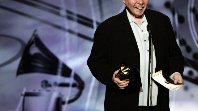 VOICI - Coronavirus : mort de John Prine, légende du folk américain, à 73 ans