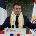 VOICI SOCIAL : Emmanuel Macron se filme depuis le salon du Fort de Brégançon : un détail fait mourir de rire les internautes
