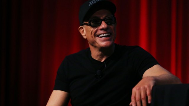 VOICI : Jean-Claude Van Damme ingérable sur Friends : Jennifer Aniston et Courteney Cox ont dû se plaindre