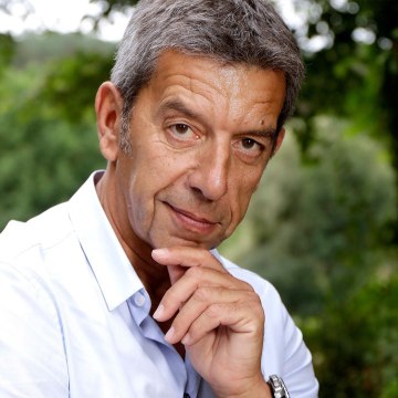 VOICI social : Michel Cymes : les soignants responsables de la 4ème vague ? L'animateur ne mâche pas ses mots (1)