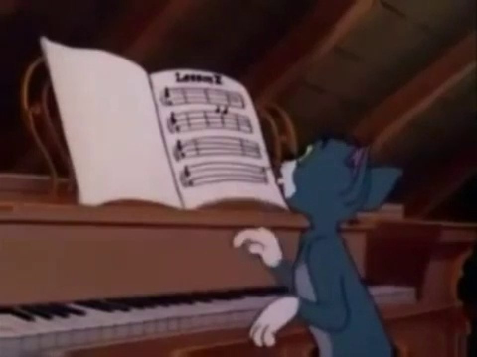 Tom belajar main piano
