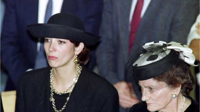 VOICI- Ghislaine Maxwell inculpée : l'ex de Jeffrey Epstein détiendrait des vidéos de politiciens américains