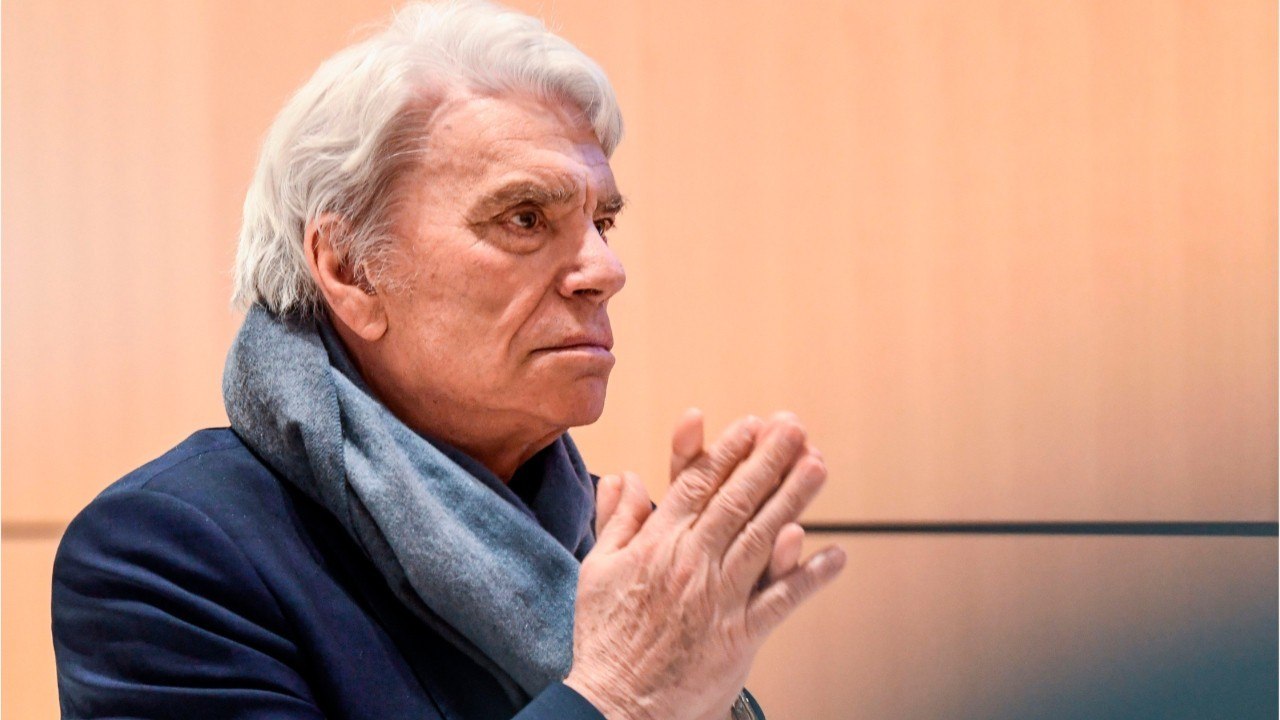 VOICI : Bernard Tapie insulté par un supporter,...