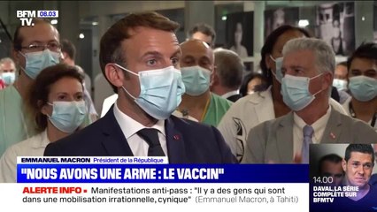 VOICI - Emmanuel Macron fustige les antivax