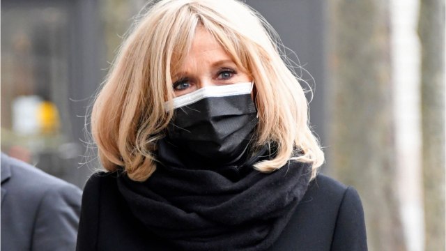 Voici - Brigitte Macron en manque de bébés ? La première dame s'engage auprès d'une famille et de leurs fillettes