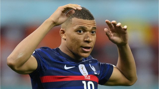 VOICI - « Ce bisou est très bizarre : cette vidéo de Kylian Mbappé qui laisse les internautes perplexes