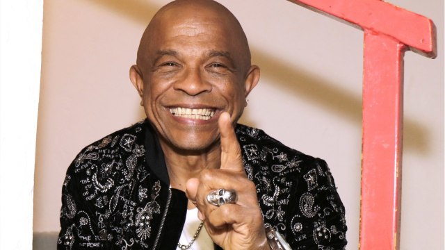 VOICI : Francky Vincent en couple : le chanteur présente sa compagne Aziza, âgée de 21 ans de moins