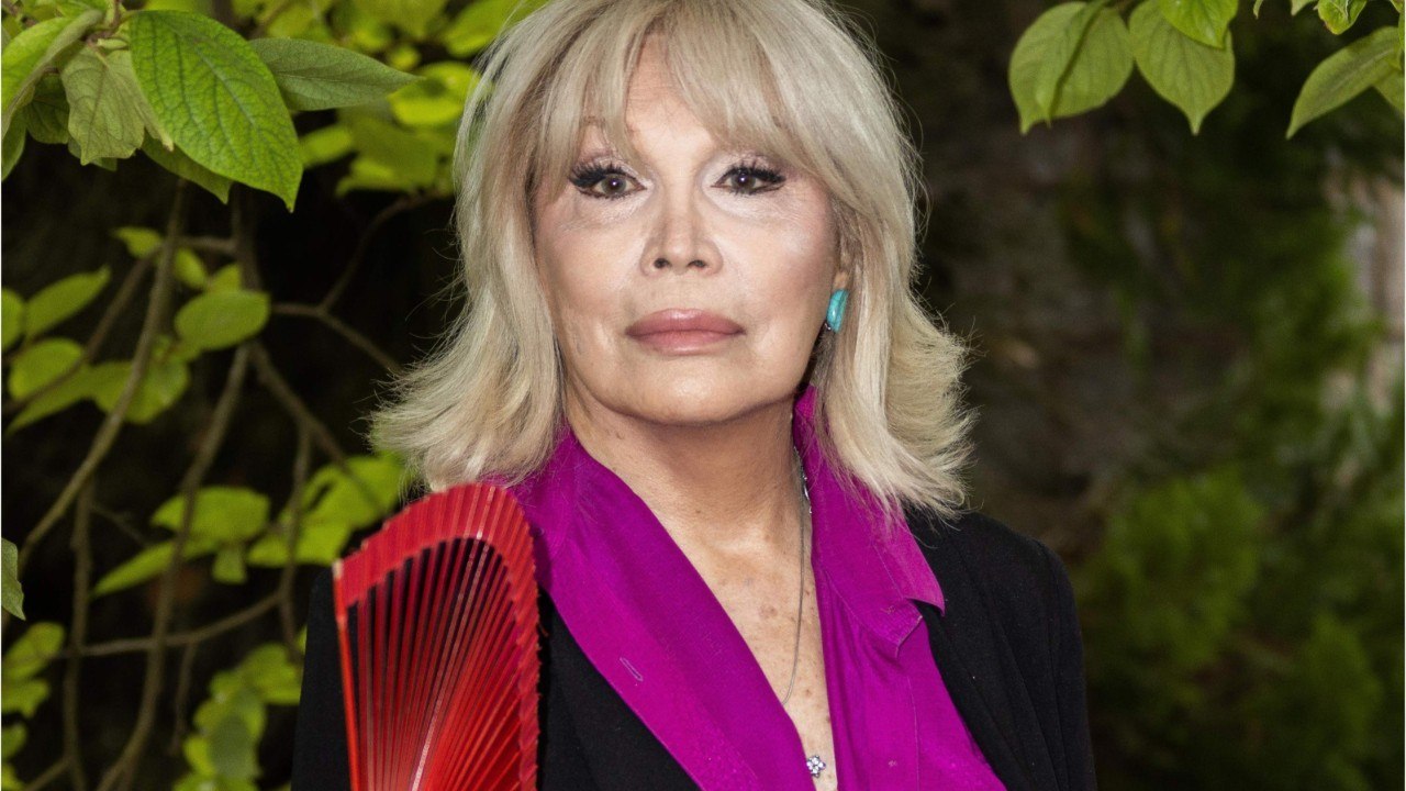 VOICI : Amanda Lear dans Camping Paradis : le "petit problème" qui l'a vraiment dérangée pendant le tournage