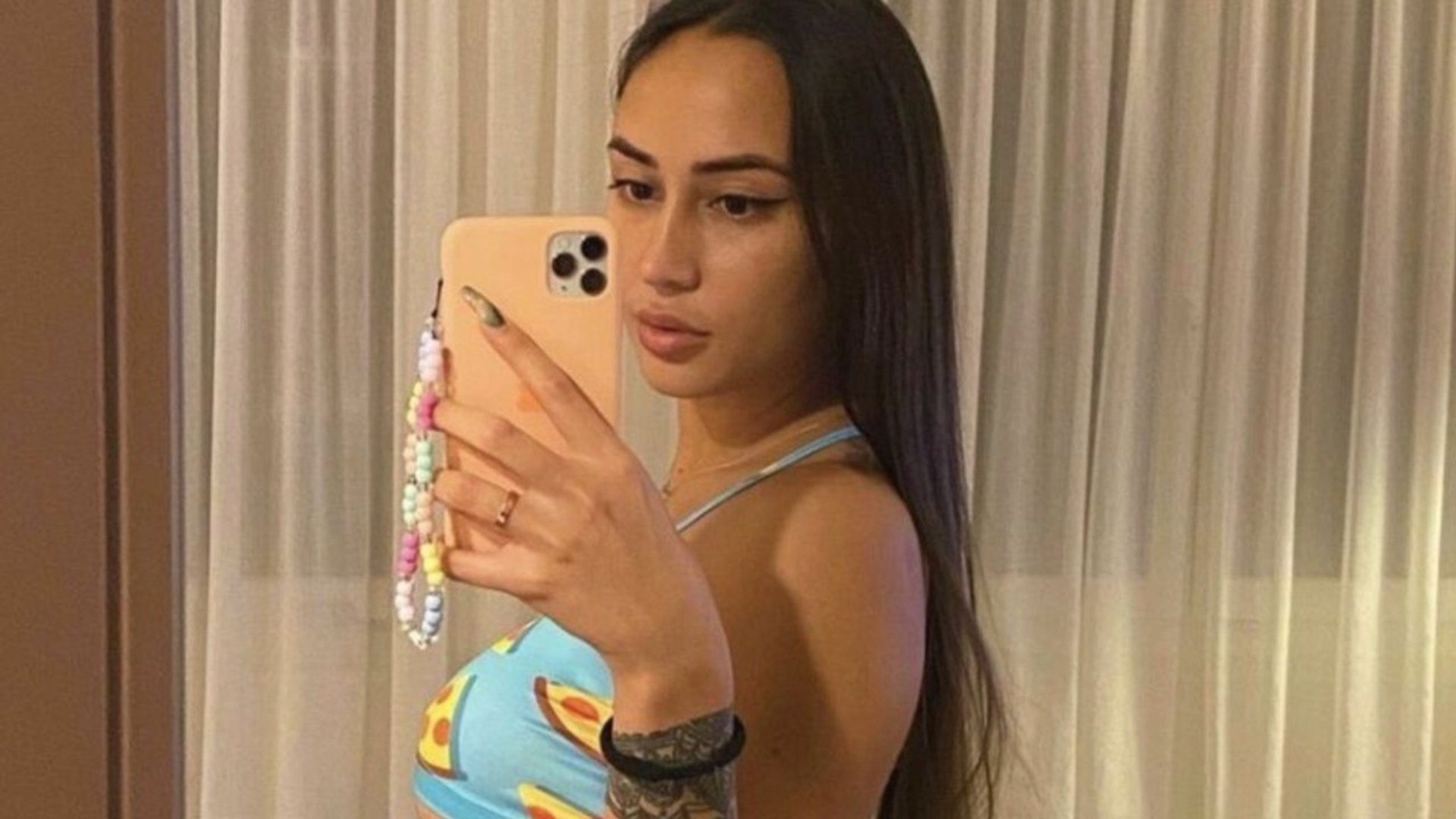 Astrid Nelsia Maillot De Bain à L Envers VOICI - PHOTO Astrid Nelsia pose sexy en maillot de bain, et se fait tacler  par les internautes - Vidéo Dailymotion