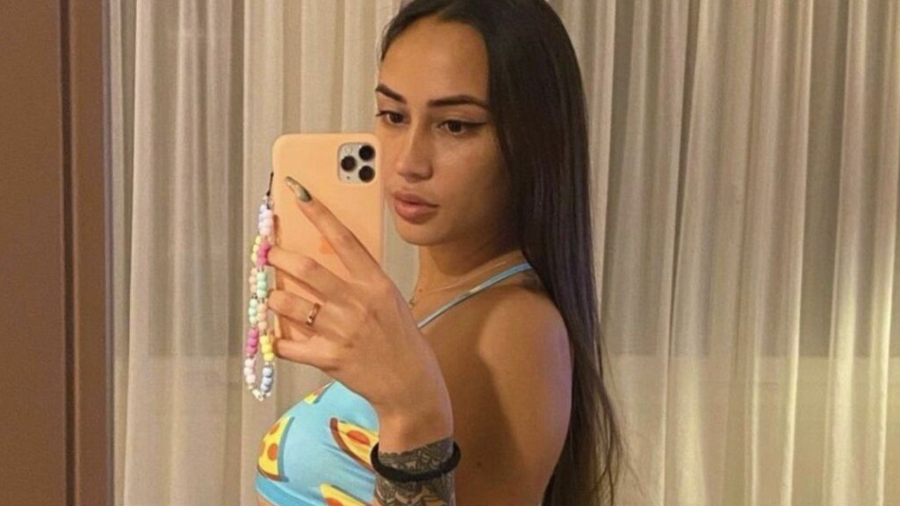 VOICI - PHOTO Astrid Nelsia pose sexy en maillot de bain, et se fait tacler par les internautes