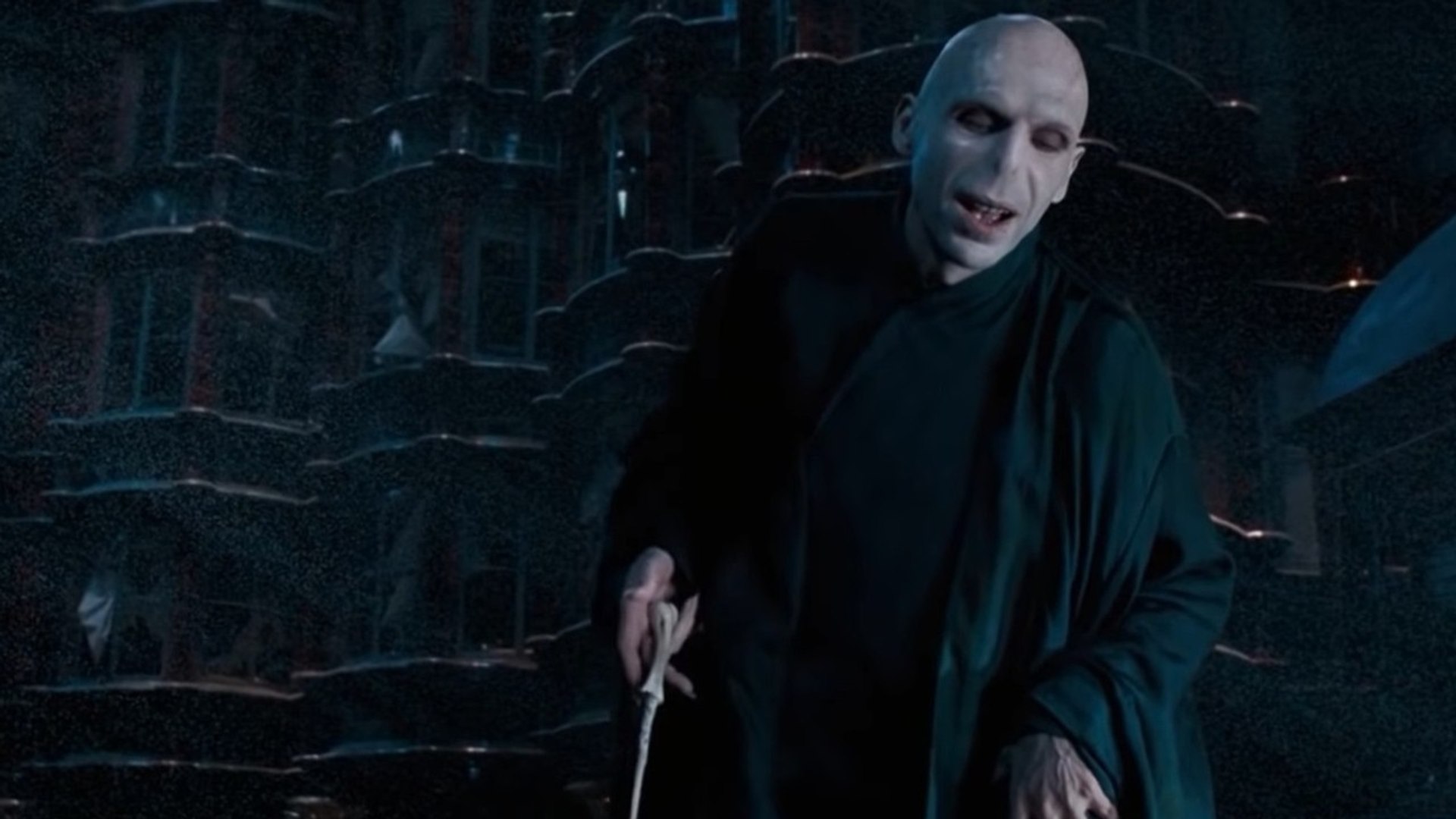 Qui Joue Le Role De Voldemort VOICI : Harry Potter et la coupe de feu : ces autres acteurs pressentis  pour jouer le rôle de Voldemort - Vidéo Dailymotion