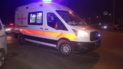 Uyarı levhasına çarpıp ters dönen araçtaki 2 kişi yaralandı