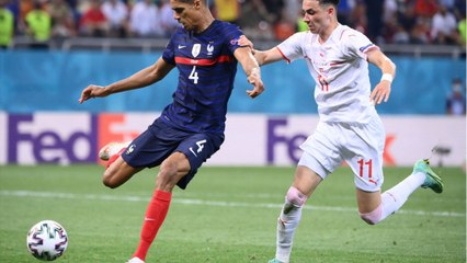 VOICI - Raphaël Varane : le footballeur et son épouse font rêver les fans avec un dîner romantique face à la mer