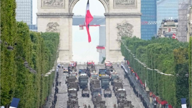 VOICI - PHOTO Défilé du 14 juillet : Christophe Beaugrand ému par la demande en mariage d'un militaire