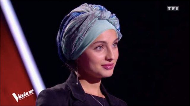 VOICI : Mennel (The Voice) a divorcé : elle en dévoile les raisons et s'explique sur sa décision de retirer le voile