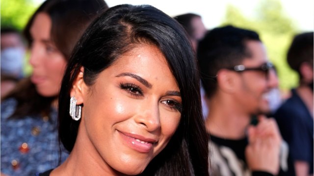 VOICI - Ayem Nour : très émue, l'ex-candidate de Secret Story s’effondre en pleine interview