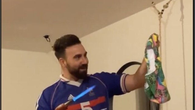 VOICI - PHOTO Matthieu (MAPR 5) perd son pari avec la défaite des Bleus et s'affiche dans une tenue ridicule