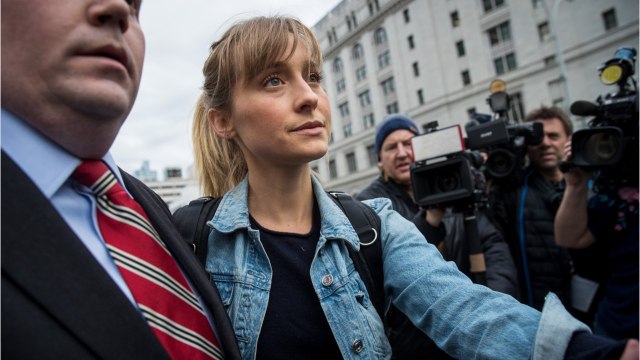 VOICI : Allison Mack (Smallville) condamnée à trois ans de prison pour son implication dans une secte sexuelle