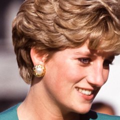 Tải video: VOICI  social : Lady Diana : pourquoi la mère des princes William et Harry était-elle à Paris le jour de sa mort ?