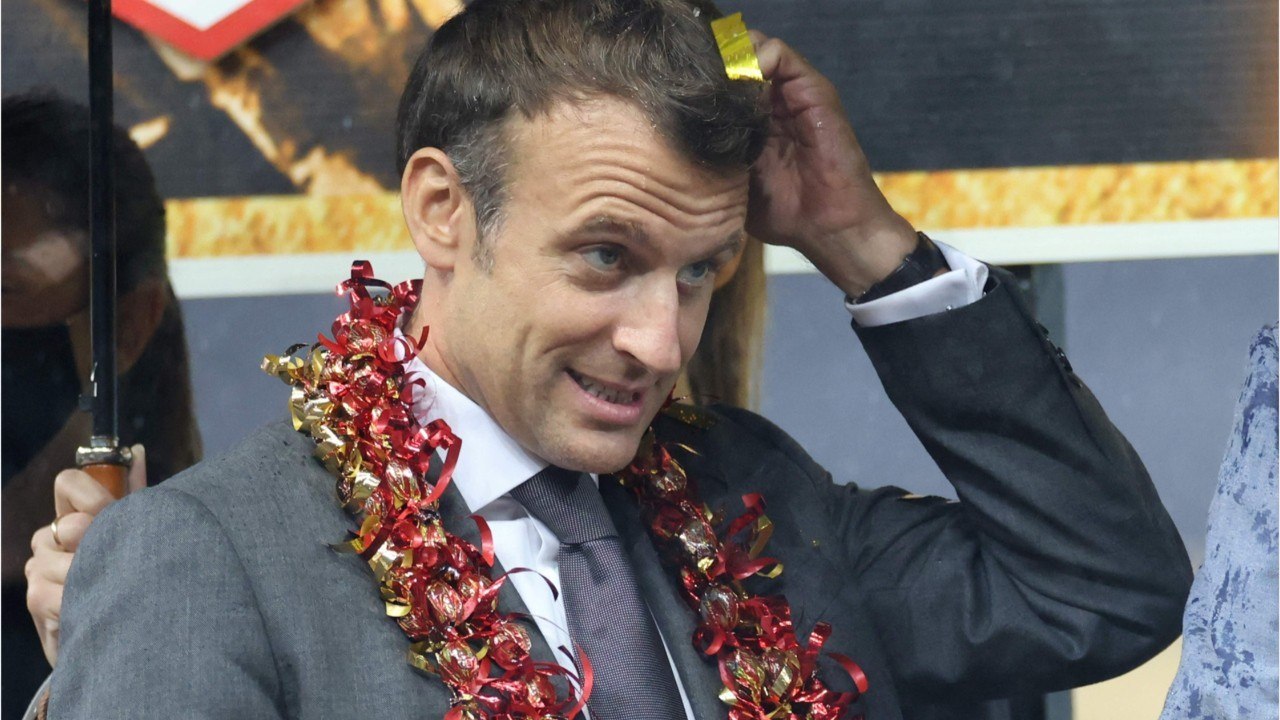 VOICI : « Tenue décente exigée " : les propos d’Emmanuel Macron sur les crop top choquent les internautes