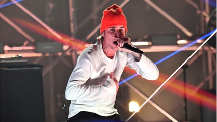 VOICI : Justin Bieber rembarre une fan en demande de « câlin " devant chez lui