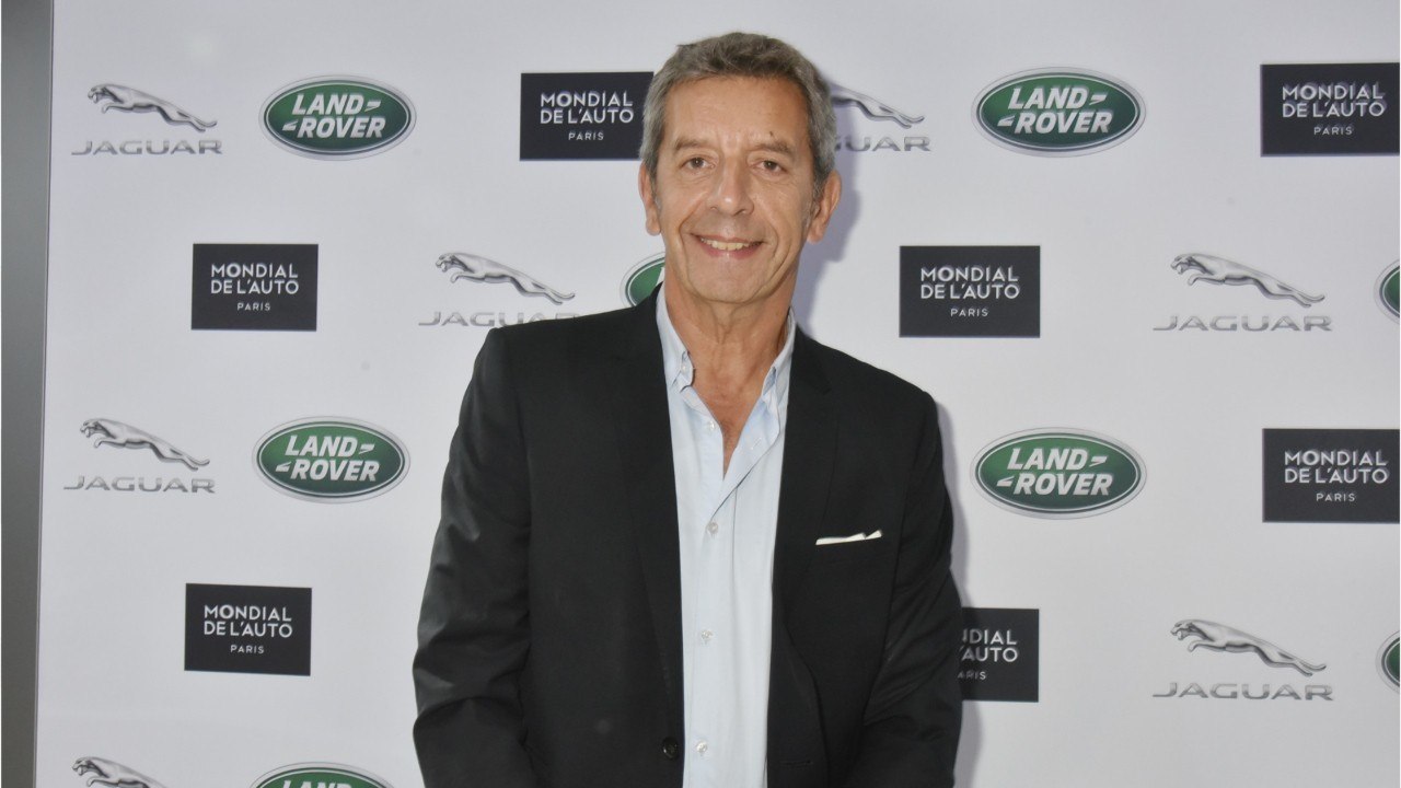 VOICI - Michel Cymes surpris en train de reluquer les fesses d'une célèbre actrice ? Les internautes se moquent