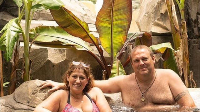 VOICI : Familles nombreuses, la vie en XXL : Cindy Van Der Auwera dévoile sa robe de mariée et fait fondre les internautes