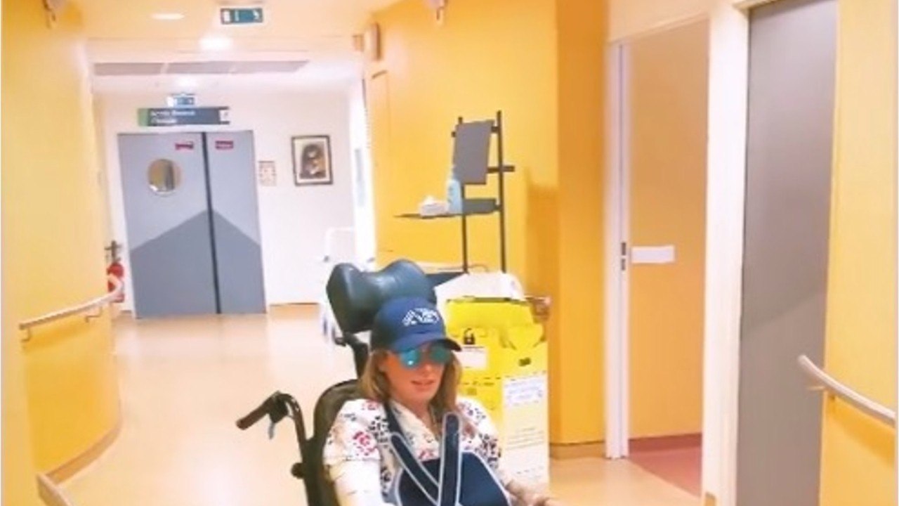 VOICI - Candice (Koh-Lanta, Les Armes Secrètes) en chaise roulante après un accident de canyoning