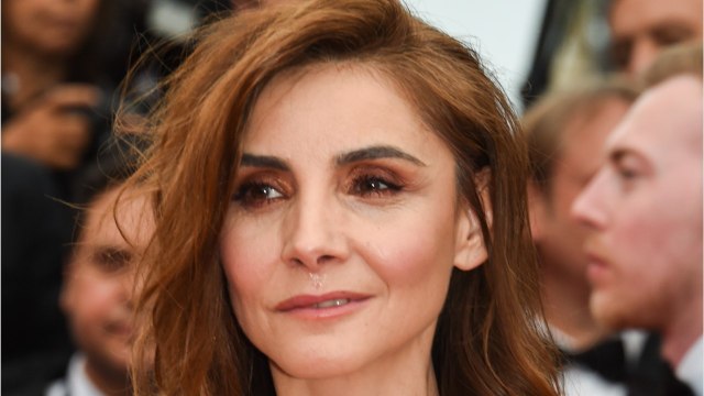 VOICI - Clotilde Courau se dévoile seins nus et apparents : la princesse de Savoie casse les codes