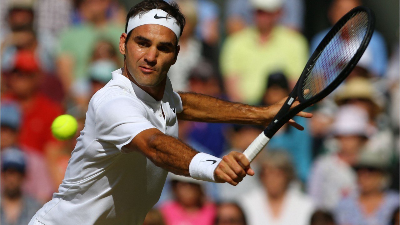 VOICI : Roger Federer met en vente ses tenues les plus mythiques pour la bonne cause