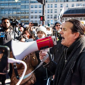 VOICI SOCIAL - Malaise de Christian Eriksen : Francis Lalanne dérape et devient la risée de la Toile