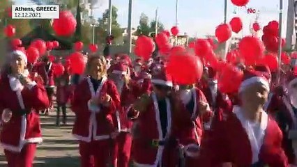 شاهد: بعد توقفه لمدة عامين.. المئات يرتدون زي "سانتا كلوز" بنيويورك للاحتفال بمهرجان "سانتاكون"