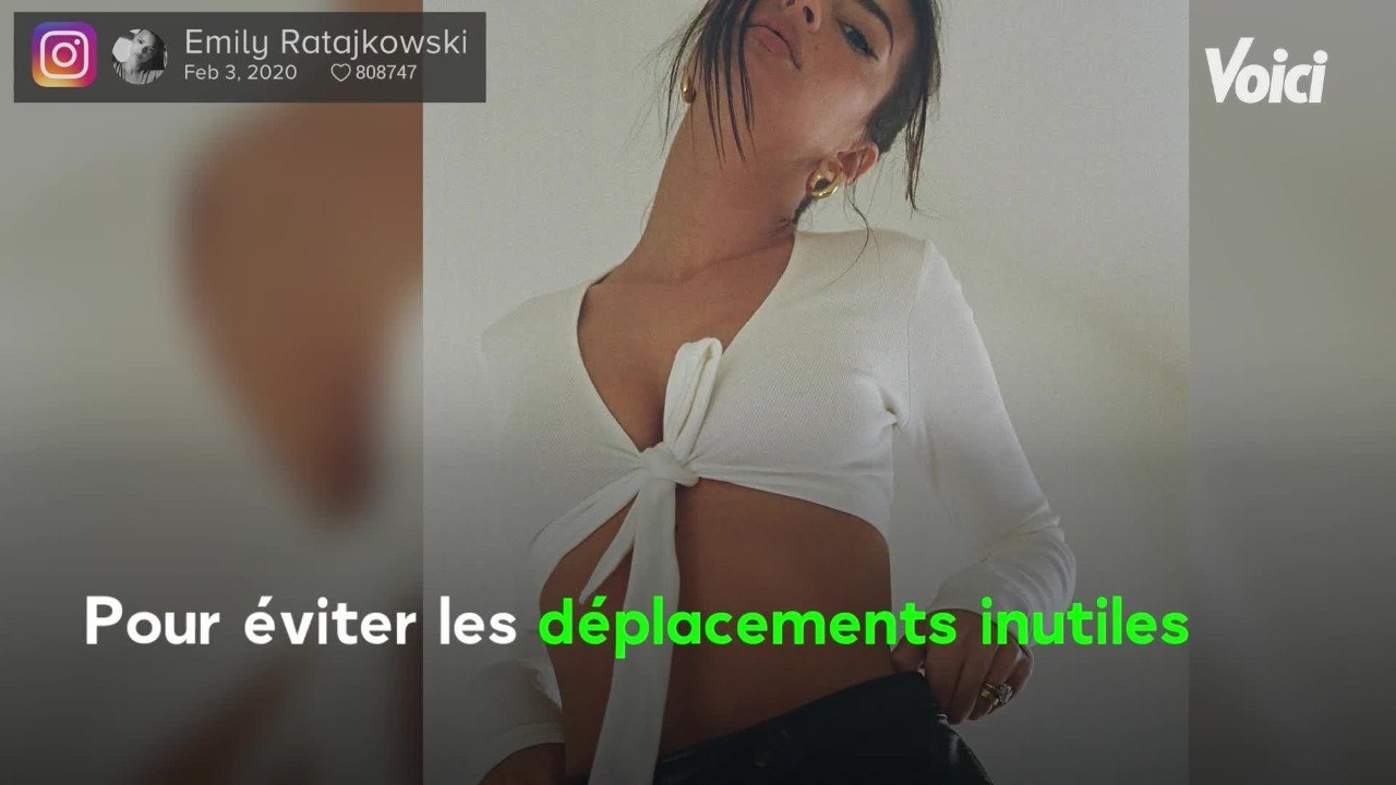 VOICI - PHOTO Emily Ratajkowski confinée depuis son lit, elle révèle son programme avec un décolleté plongeant