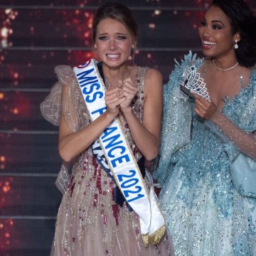 VOICI // SOCIAL // Polémique autour d'Amandine Petit : le centre commercial où a eu lieu la séance de dédicace réagit