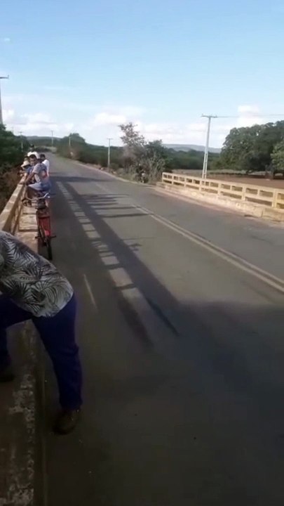 Águas da transposição do rio São Francisco chegam a São José de Piranhas e moradores fazem festa