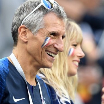 VOICI SOCIAL : France - Allemagne : le selfie de Nagui et Mélanie Page depuis les tribunes divise les internautes