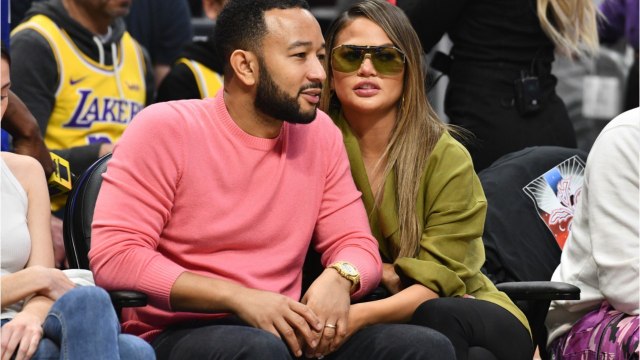 Voici - PHOTO Chrissy Teigen enceinte : elle affole la Toile en posant dans les bras d'un autre homme que John Legend