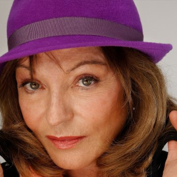 VOICI SOCIAL : Affaire Olivier Duhamel : Julien Kouchner n’a « jamais cru au suicide de sa tante Marie-France Pisier (1)