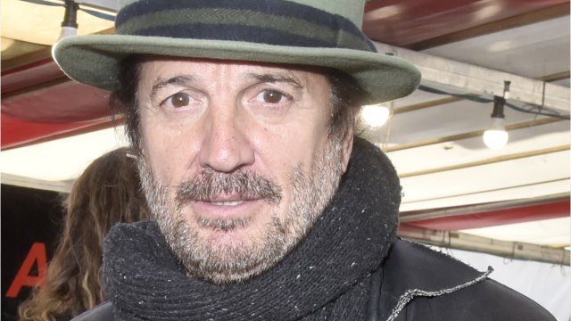 VOICI - Francis Lalanne qualifie la gifle d'Emmanuel Macron de petite caresse un peu appuyée