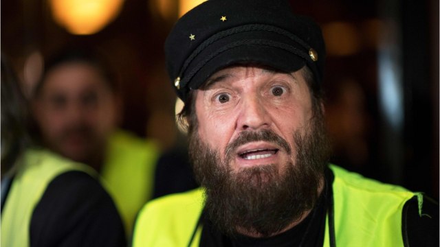 VOICI : Francis Lalanne : le chanteur accusé d’avoir frappé un journaliste de Quotidien