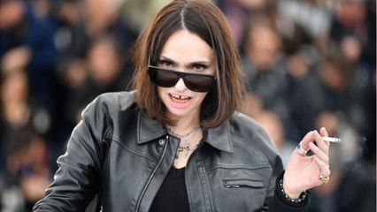 VOICI - Béatrice Dalle ne joue plus dans Elephant Man, elle fait une mise au point brutale
